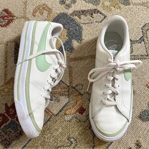 Girls Nike Tennis Shoes Sz 6.5Y